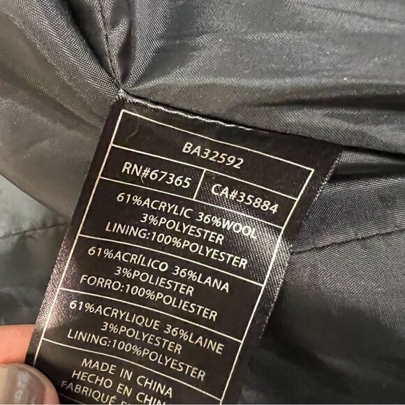 BB Dakota plaid wool blend coat. Size M/L - Picture 7 of 7